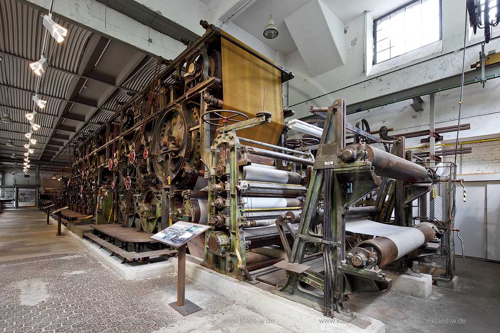 Bergisch Gladbach LVR Industriemuseum Papiermuehle Alte Dombach Innenansicht Papiermaschinenhalle mit Papiermaschine PM4; Rhineland Industrial Museum The Old Dombach paper Mill