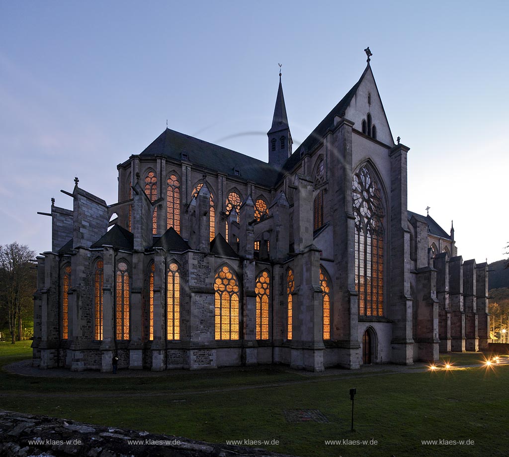 Odenthal Altenberg, Altenberger Dom zur blauen Stunde, Blick seitlioch mit Chor, von innen beleuchtet, Abenddaemmerung im Herbst; Odenthal Altenberg, cloister church during blue hour