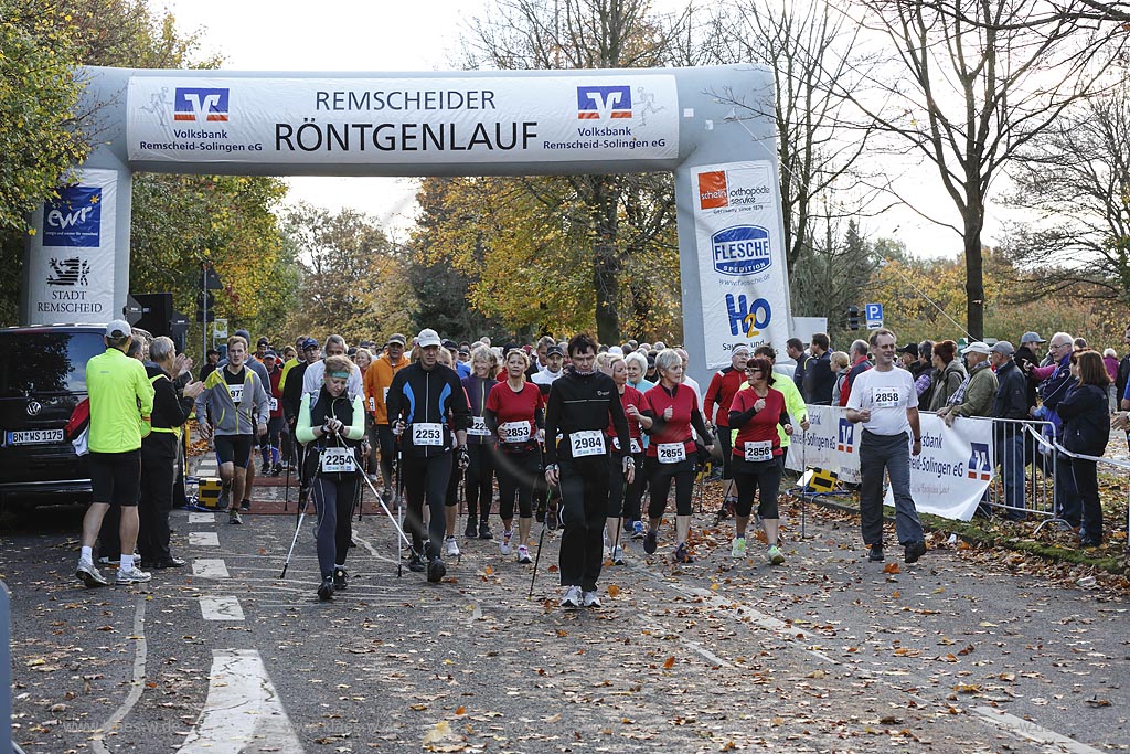 Remscheid-Lennep, Roentgenlauf 2013 beim Start; Remscheid-Lennep, sprint Roentgenlauf 2013 at start.
