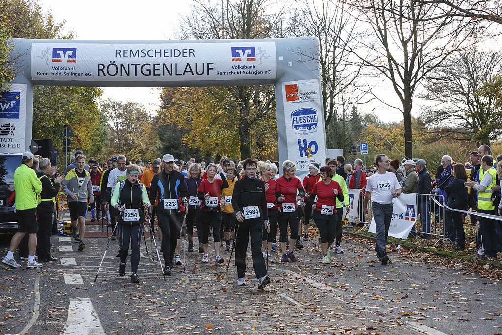 Remscheid-Lennep, Roentgenlauf 2013 beim Start; Remscheid-Lennep, sprint Roentgenlauf 2013 at start.
