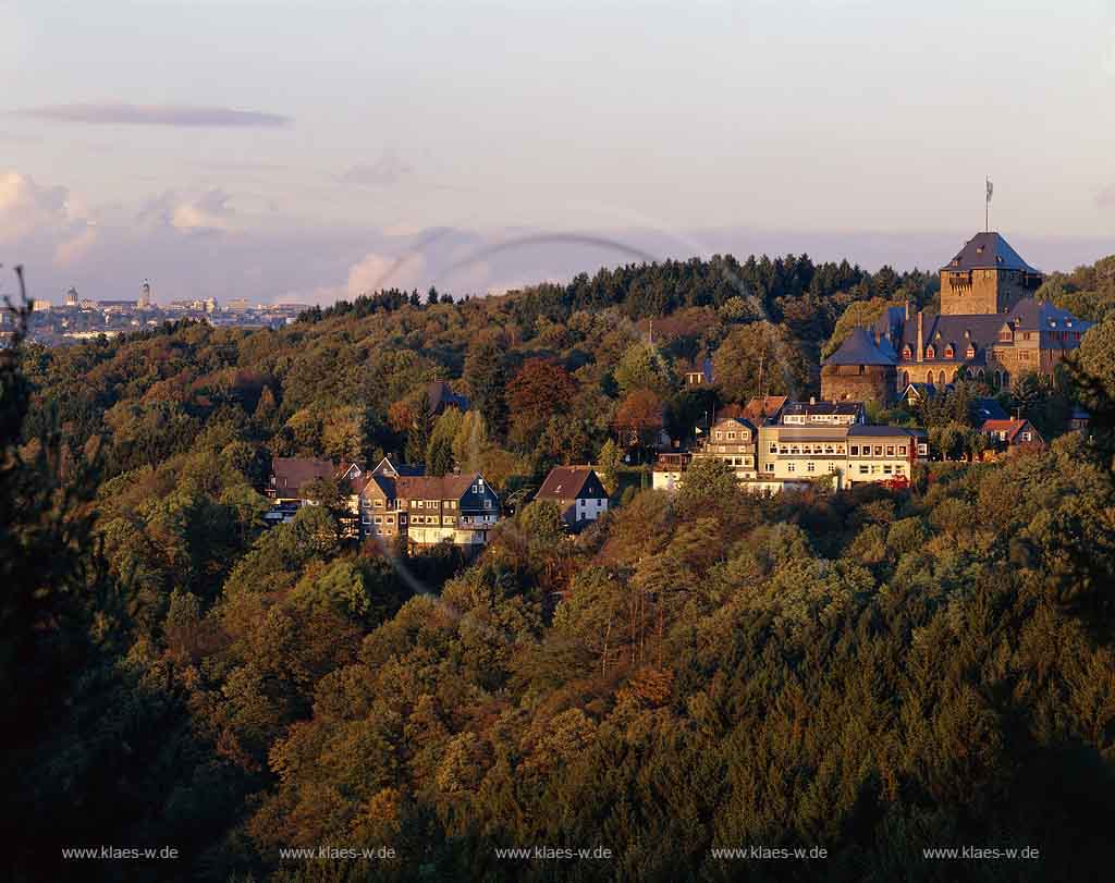 Solingen, Burg, Regierungsbezirk Dsseldorf, Blick auf Schloss Burg und Landschaft im Herbst