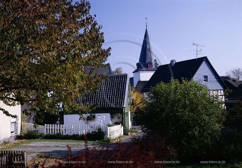 Marienhagen, Wiehl, Oberbergischer Kreis, Bergisches Land, Regierungsbezirk Kln, Blick auf Ort mit Kirche in Idyllischer Lage