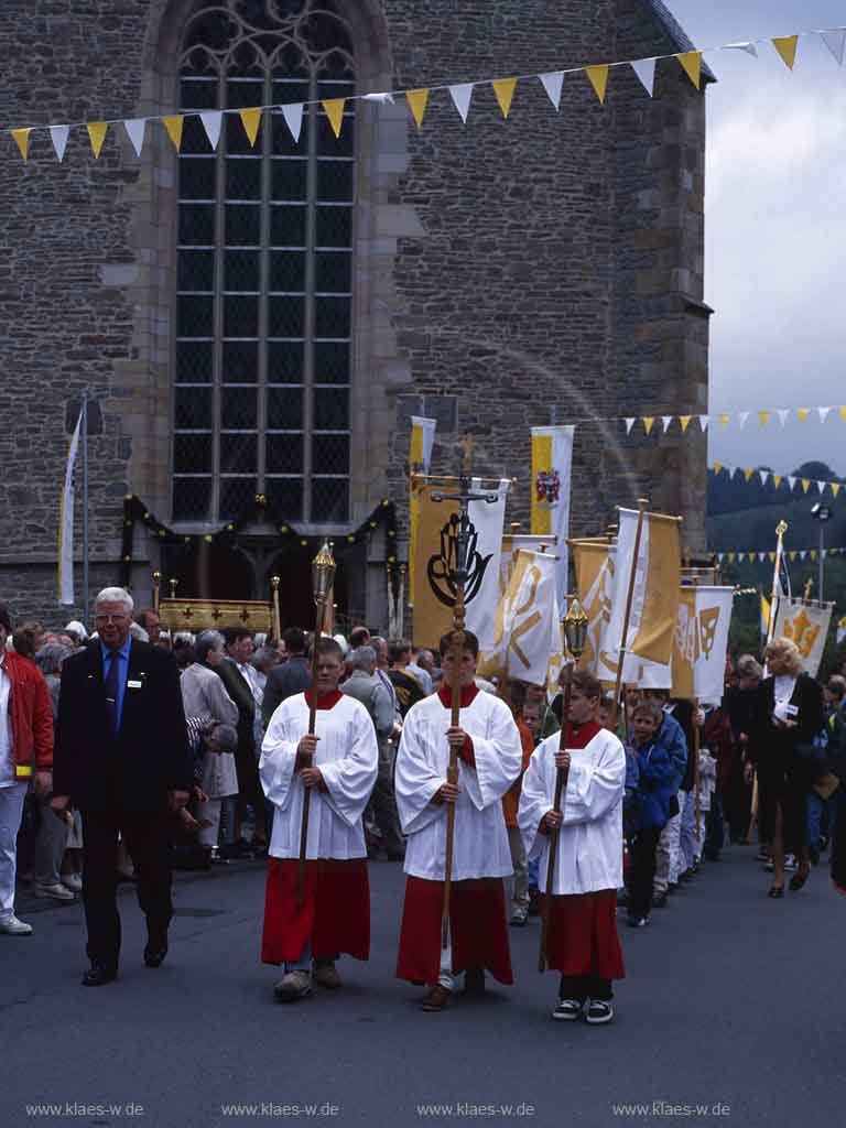 Beyenburg, Wuppertal, Regierungsbezirk Dsseldorf, Duesseldorf, Blick auf Fronleichnam Prozession mit Messdienern und Besuchern
