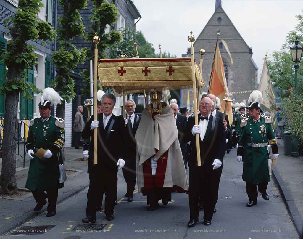 Beyenburg, Wuppertal, Regierungsbezirk Dsseldorf, Duesseldorf, Blick auf Fronleichnam Prozession mit Geistlichem und Garde
