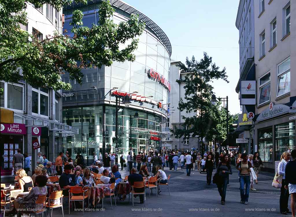 Elberfeld, Wuppertal, Regierungsbezirk Dsseldorf, Duesseldorf, Blick auf Fussgaengerzone, Fussgngerzone mit Sicht auf Einkaufscenter Cityarkaden