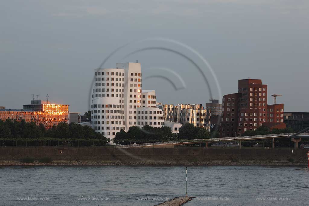 Hafen, Dsseldorf, Duesseldorf, Blick bei Sonnenuntergang ber, ueber Rhein auf Gehry Bauten mit Sonnenreflection in den Fenstern