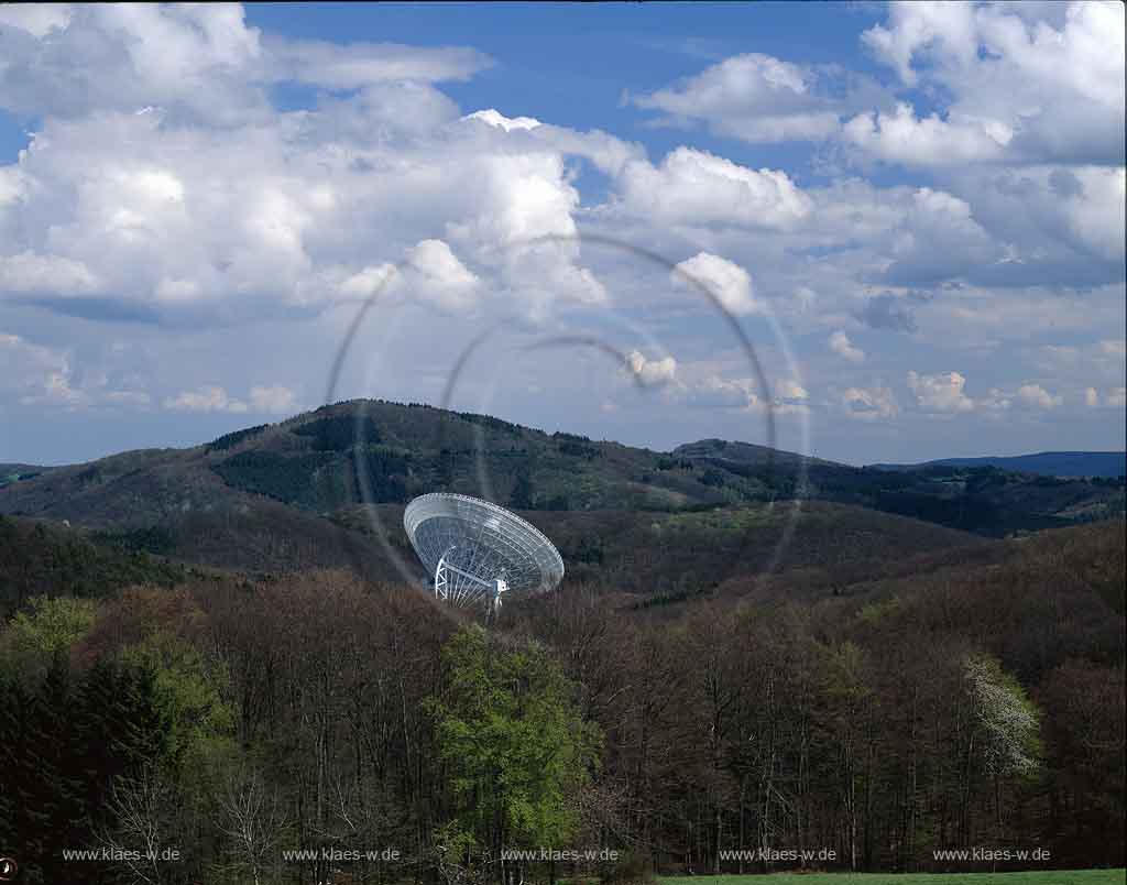 Effelsberg, Bad Mnstereifel, Muenstereifel, Kreis Euskirchen, Eifel, Blick auf Radioteleskop in Frhlingslandschaft, Fruehlingslandschaft   