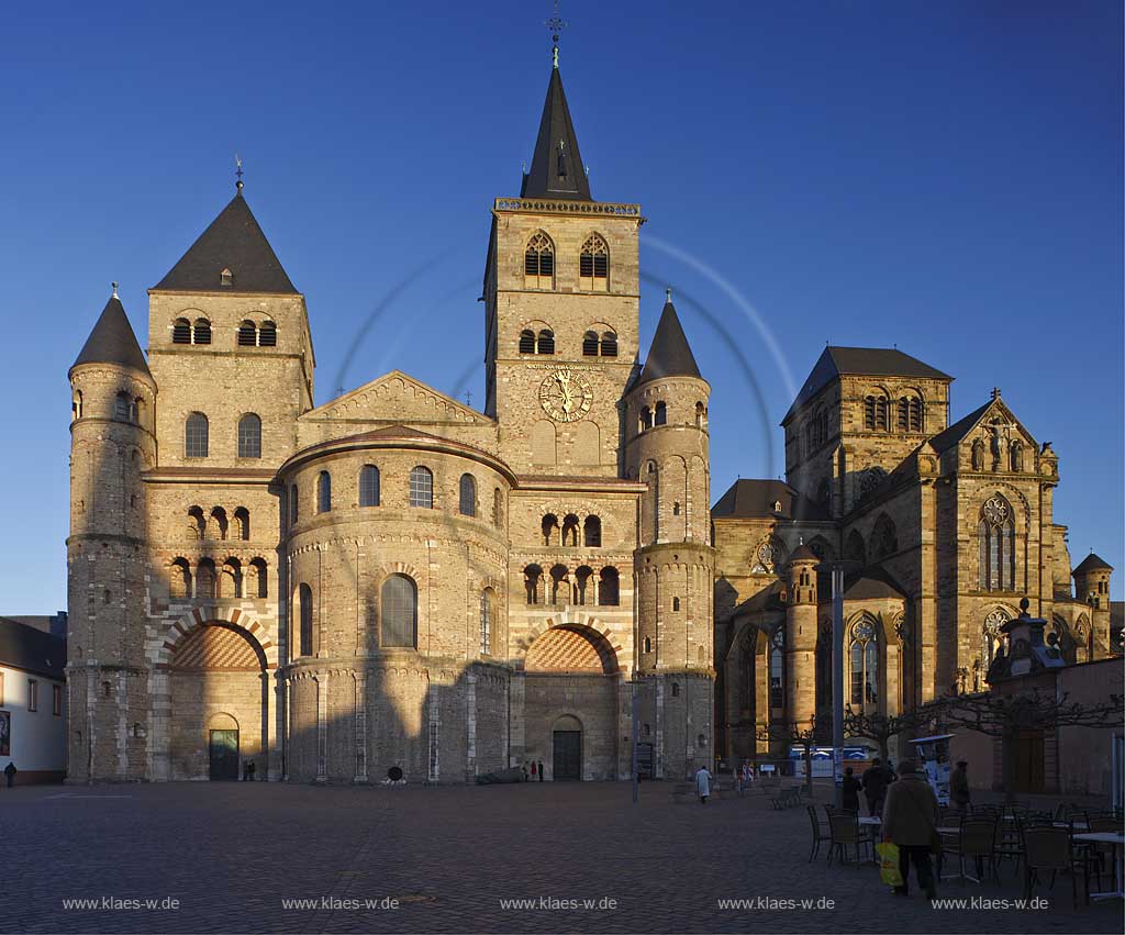 Trier, die Hohe Domkirche St. Peter zu Trier ist die lteste Bischofskirche Deutschlands und die Mutterkirche des Bistums Trier. Das bedeutende sakrale Bauwerk abendlndischer Baukunst steht seit 1986 zusammen mit der unmittelbar benachbarten Liebfrauenkirche auf der UNESCO-Liste des Weltkulturerbes; St. Peter cathedrale of Trier with church Liebfrauenkirche at right side