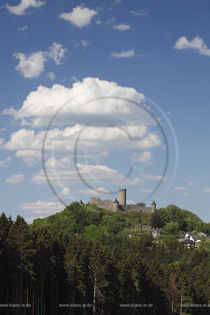 Nuerburg, Burgruine Nuerburg, sie steht innerhalb der Nordschleife des Nuerburgrings auf einem 678 m hohen Vulkan-Basaltkegel; Nuerburg, ruin of castle Nuerburg.