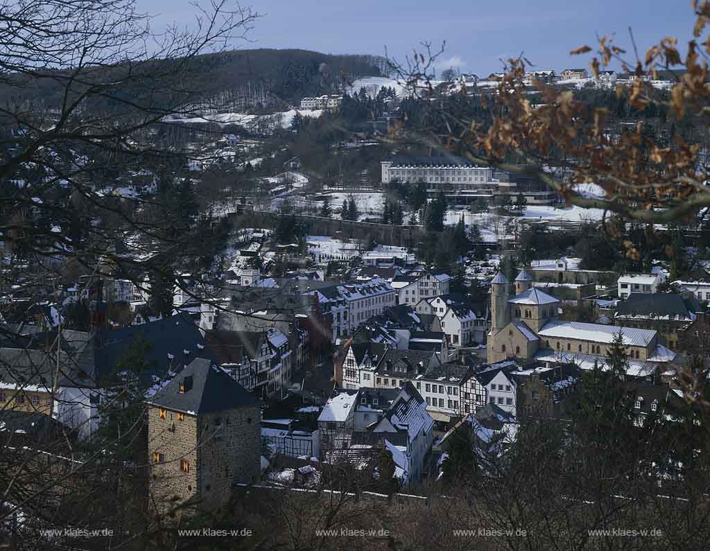 Bad Mnstereifel, Muenstereifel, Kreis Euskirchen, Eifel, Blick auf Ort mit Schnee in Winterlandschaft