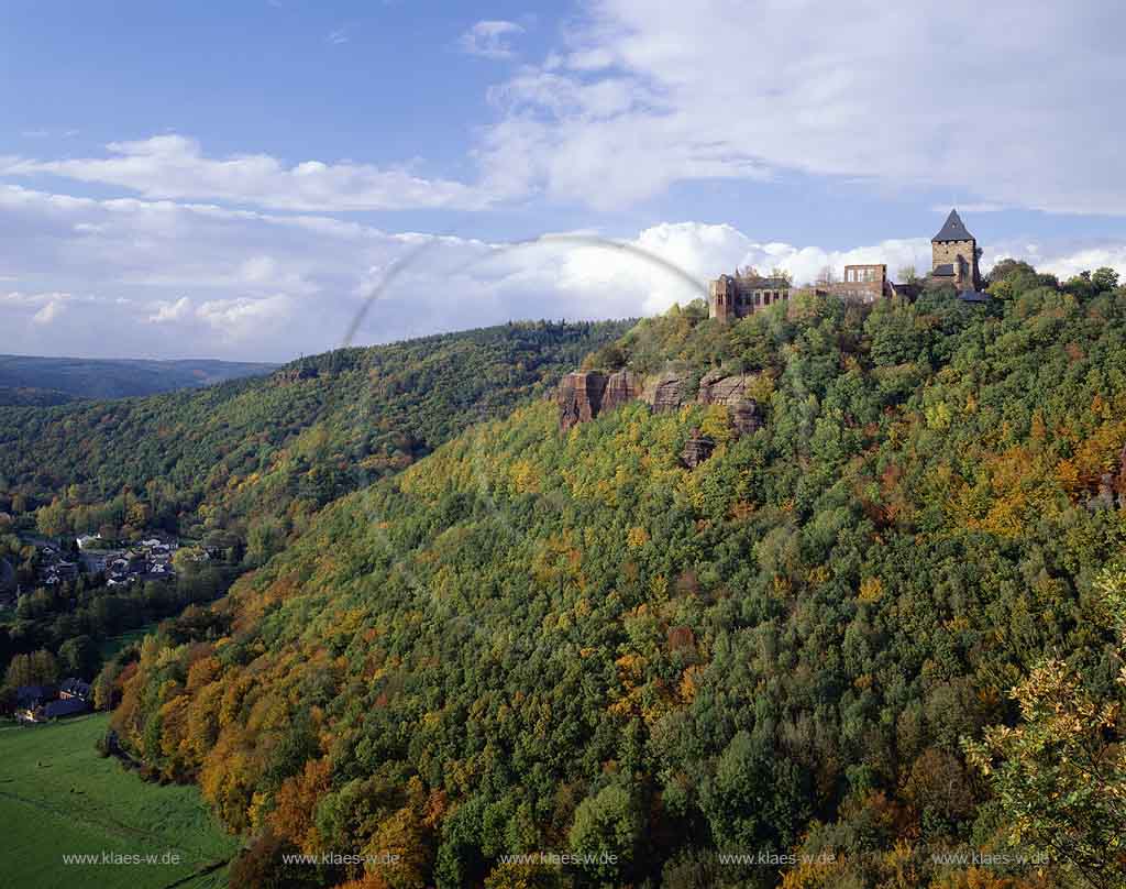 Nideggen, Kreis Dren, Eifel, Blick zur Burg Nideggen, Bergfried, in Herbstlandschaft 