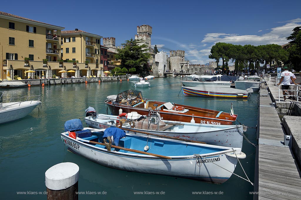 Sirmione, Blick vom Hafen mit bunten Fischerbooten zur Scaliger Burg; Sirmione, view from port with with colorful fishing boats to the Scaliger castle 