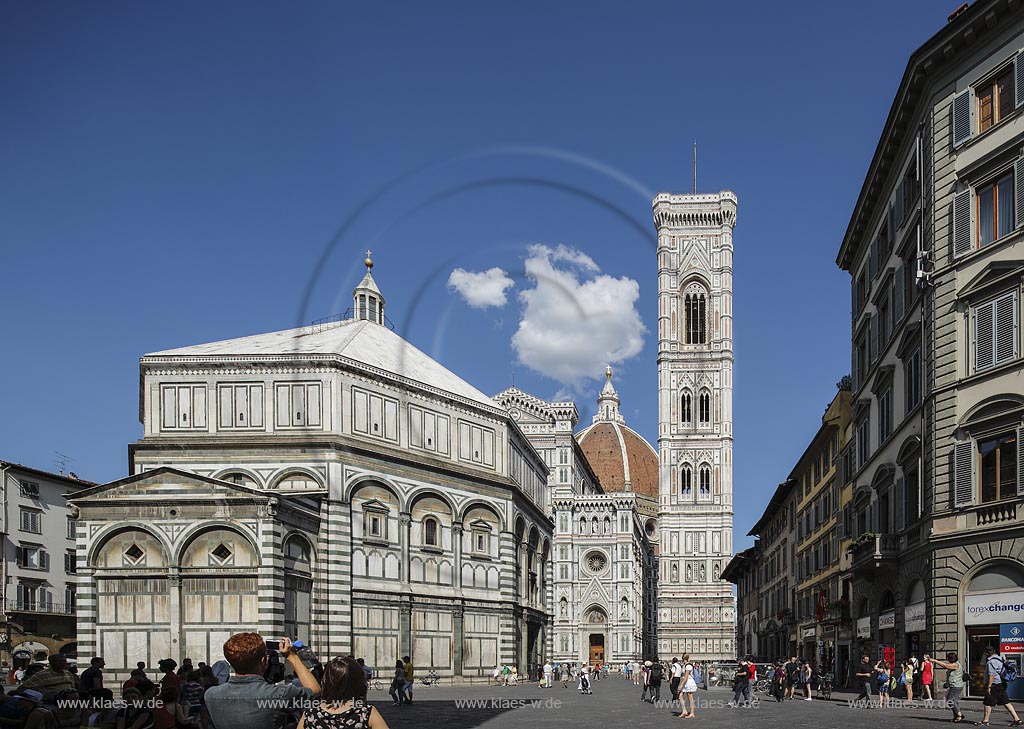 Florenz, Blick zum Dom, vorne links das Baptisterium San Giovanni , das aelteste Bauwerk von Florenz, geweiht dem heiligen Johannes, dem Taeufer; Florenz, view to the cathedral , the baptistery San Giovanni at the left side.