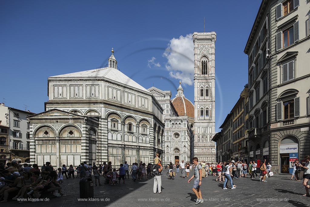 Florenz, Blick zum Dom, vorne links das Baptisterium San Giovanni , das aelteste Bauwerk von Florenz, geweiht dem heiligen Johannes, dem Taeufer; Florenz, view to the cathedral , the baptistery San Giovanni at the left side.