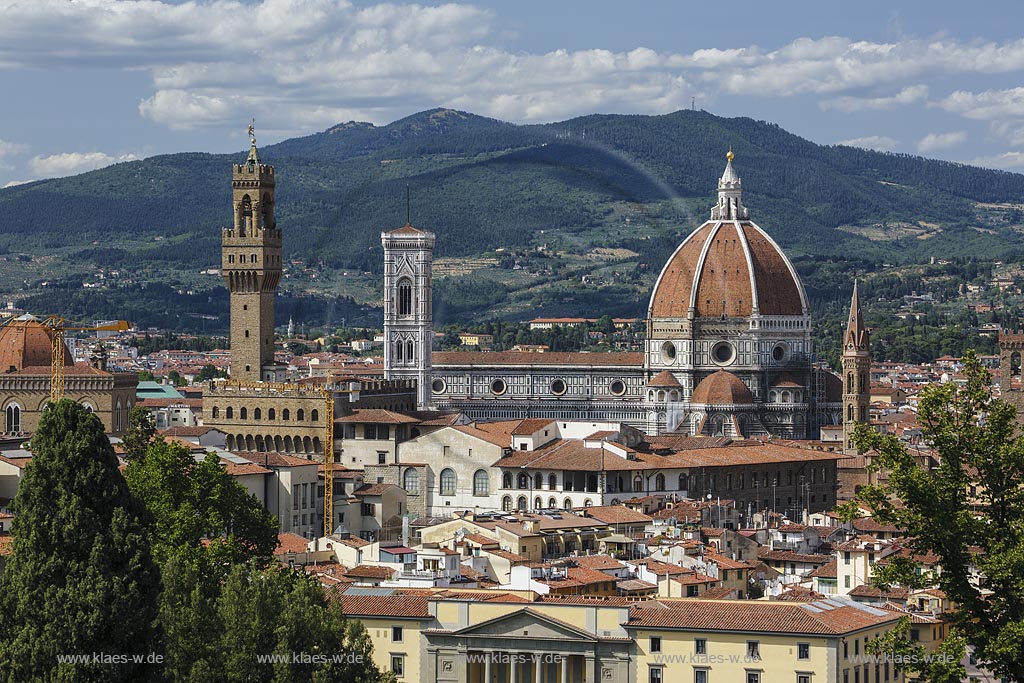  Forenz, Blick auf die Stadt mit Palazzo Veccio links und Dom rechts; Florenz, view to the town with Palazzo Veccio and cathedral.