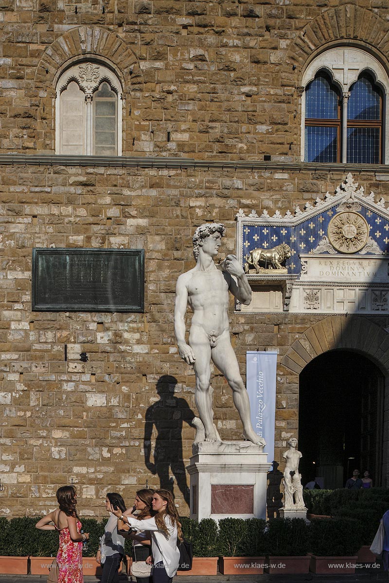 Florenz, Kopie der Davidskulptur von Michangelo auf dem Piazza della Signoria; Florenz, copy of the sculpture of David by Michelangelo at the place Piazza della Sinoria.