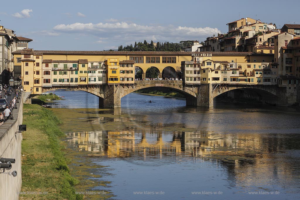  Florenz, Blick vom Piazzale Michelangelo zur beruehmten Bruecke Ponte Veccio mit dem Fluss Arno; Florence, view from square piazzale Michelangelo onto bridge Ponte Veccio with river Arno.