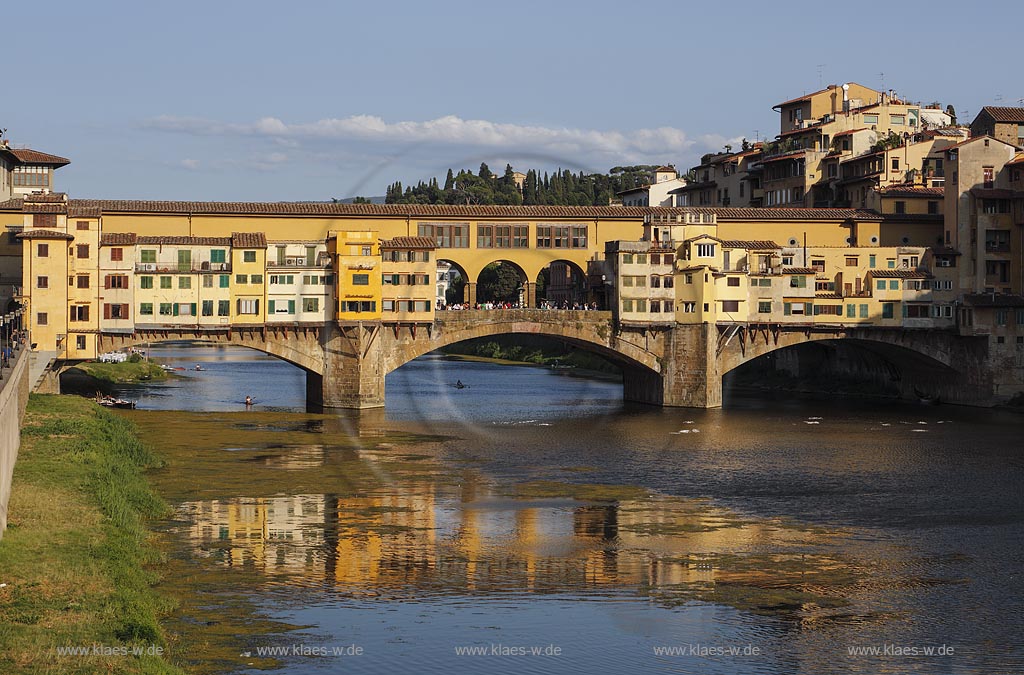  Florenz, Blick vom Piazzale Michelangelo zur beruehmten Bruecke Ponte Veccio mit dem Fluss Arno; Florence, view from square piazzale Michelangelo onto bridge Ponte Veccio with river Arno.