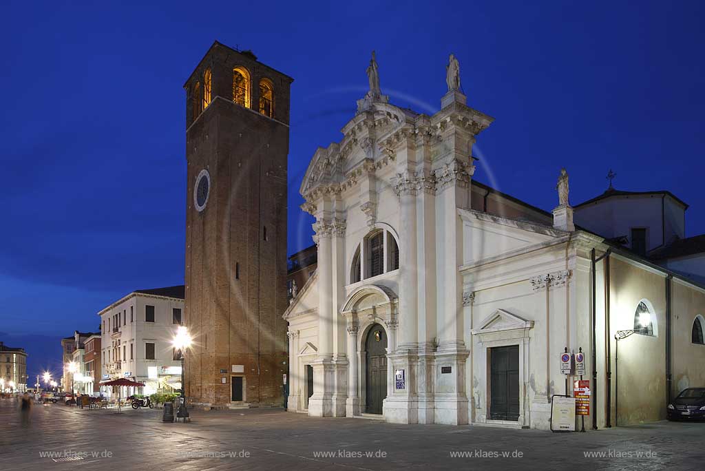 Chioggia Kirche San Andrea, der Duome, mit dem Glockenturm in der blauen Stunde, Abendlicht illuminiert  church sant Andrea with tower in evening light, illumination
