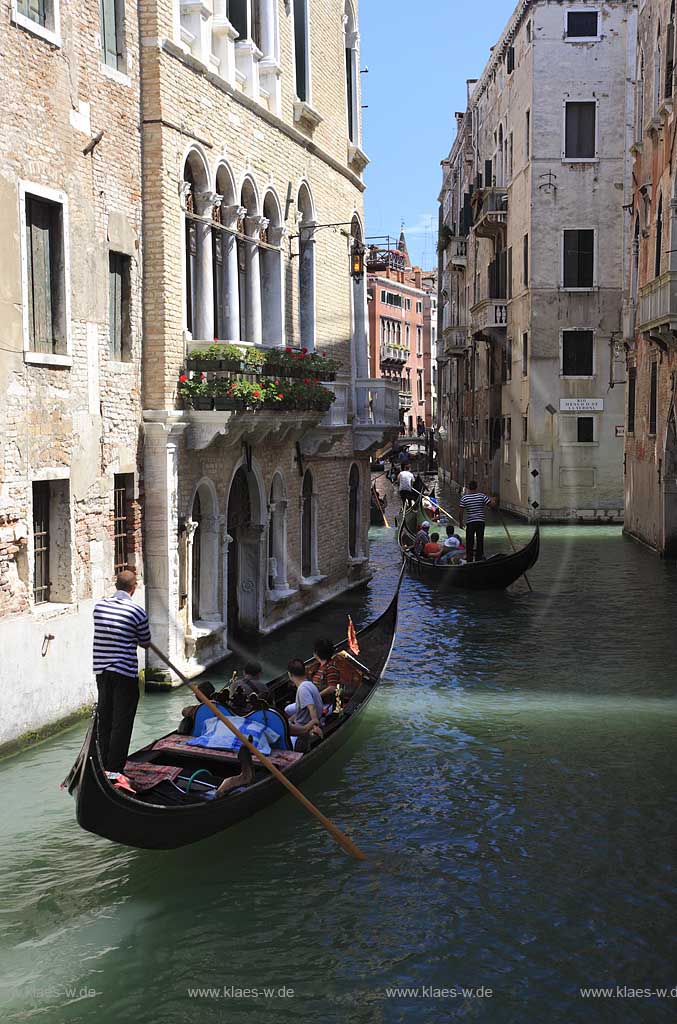 Venedig mehrere Gondeln mit Gondoliere auf Rio Menuo o de la Verona; Venice several gondola with gondolers on rio Menuo o de la Verona