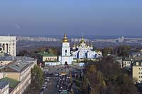 Kiew Blick zum St. Michaelskloster Mychajlivs'kyj Zolotoverchyj monastyr mit den goldenen Kuppeln ber die Promenade den Volodymyr Gang Volodymyrs'kyj projizd