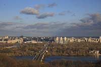 Kiew Panoramablik auf den Fluss Dnepr mit der Metro Bruecke dem Hydropark und die Hochhuser des rechten Flussufers. A view of Dnipro, also called Dnjepr with Metro bridge and the east of Kiev.