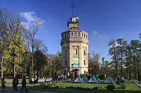 Kiew, das Wasser- und Informationszentrum in den  restaurierten Gebuden der ersten Zentralwasserleitung die Kiew mit Wasser versrgte im Chrestschatyj  Chrescatyj Park mit Touristen, Besuchern. Water museum of Kiev with poeple, touristis and visitors.