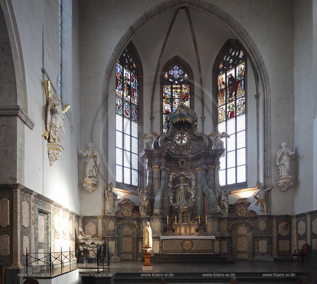 Koeln Altstadt, romanische Kirche Sankt Pantaleon Innenansicht Hochaltar; Cologne old town romanesque church St. Pantaleon
