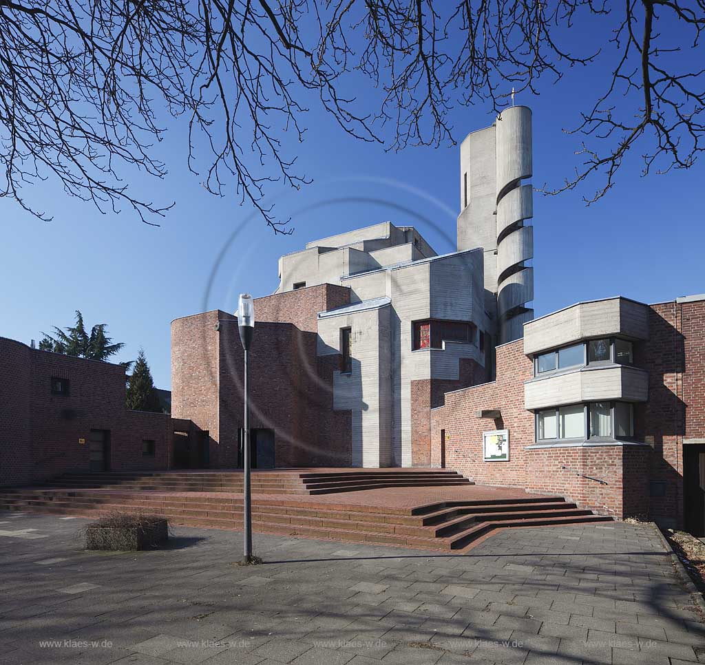 Koeln Lindenthal, Kirche Christi Auferstehung aus dem jahre 1969 bis 1970 nach den Plaenen des Architekten Gottfreid Boehm erbaut, Plastisch skulturales Bauwerk in Aussenansicht im Fruehling mit kahlen Baeumen; Cologne Lindenthal church Christi Auferstehung from Gottfried Boehm