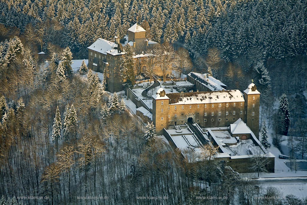 Luftbild, Schnee, Winter,, Burg Schnellenberg,  Attendorn, Nordrhein-Westfalen, Deutschland, Europa