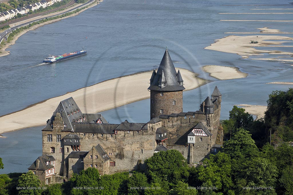 Bacharach, Blick auf Burg Stahleck mit Rhein bei Niedrigwasser, Sandbank sichtbar;view to castle Stahleck and to Rhine valley with Rhine at low water
