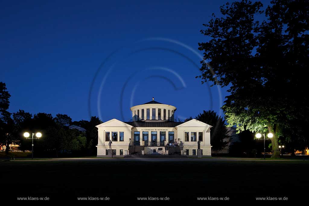 Bonn Akademisches Kunstmuseum frontal zur fortgeschrittenen blauen Stunde, beleuchtet, illuminiert, view to facade, front t of academically museum of art during blue hour