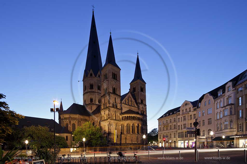 Bonn, Blick ueber Martinsplatz auf Bonner Muenster St. Martin Kirche beleuchtet zur blauen Stunde, view to church illuminated during the blue hour