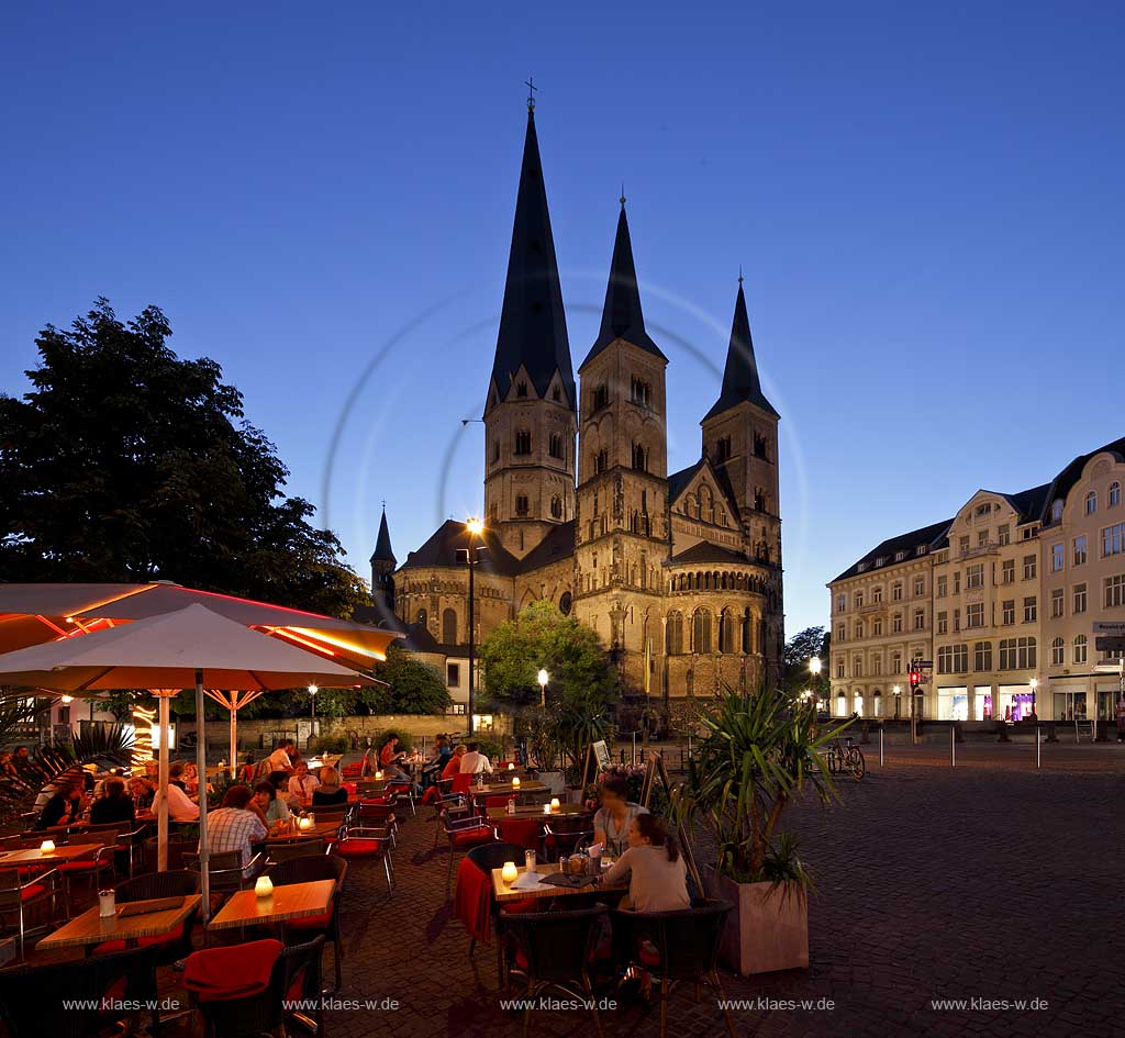 Bonn, Blick ueber Martinsplatz auf Bonner Muenster St. Martin Kirche beleuchtet zur blauen Stunde, view to church illuminated during the blue hour
