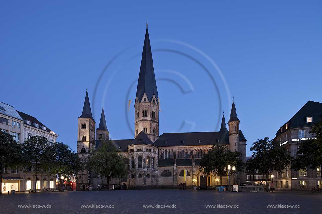 Bonn, Blick ueber Muensterplatz auf Langhaus, Bonner Muenster St. Martin Kirche beleuchtet zur blauen Stunde, view to church illuminated during the blue hour