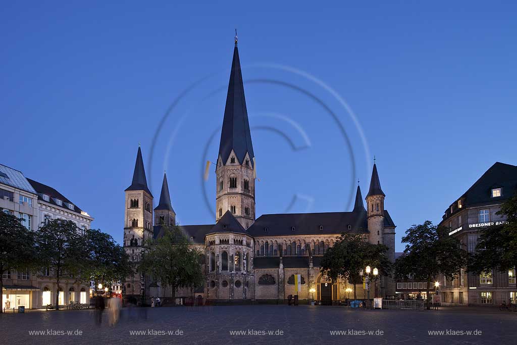 Bonn, Blick ueber Muensterplatz auf Langhaus, Bonner Muenster St. Martin Kirche beleuchtet zur blauen Stunde, view to church illuminated during the blue hour