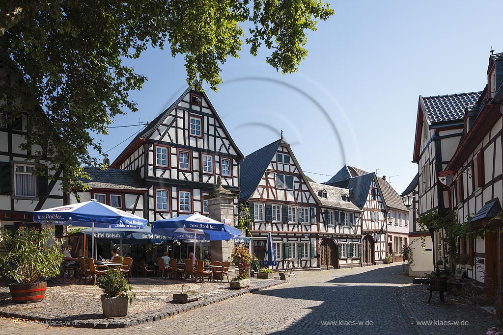 Erpel, Marktplatz mit Fachwerkhaeusern; Erpel, market square with frame houses.
