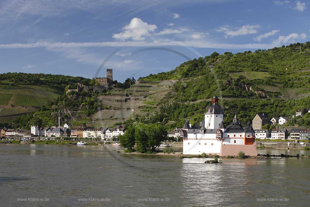 Kaub, Blick ueber den Rhein mit Pfalzgrafenstein, die Pfalz zur Burg Gutenfels; View over Rhine river with Pfalz to castle Gutenfels