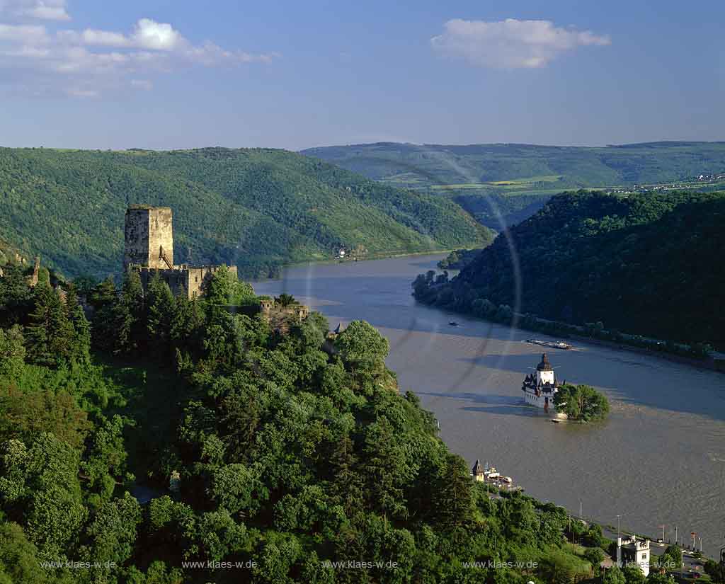 Kaub, Rhein-Lahn-Kreis, Mittelrhein, Blick auf Burg Gutenfels und Burg Pfalzgrafenstein mit Rhein und Landschaft bei Hochwasser