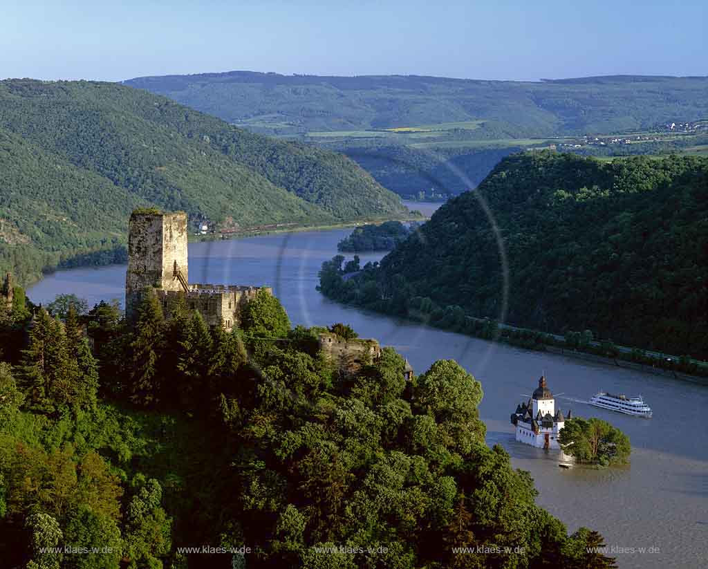 Kaub, Rhein-Lahn-Kreis, Mittelrhein, Blick auf Burg Gutenfels und Burg Pfalzgrafenstein mit Rhein und Landschaft bei Hochwasser