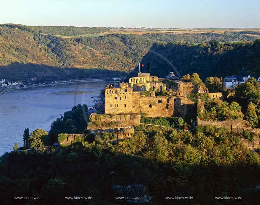 St. Goar, Rhein-Hunsrck-Kreis, Verbandsgemeinde St. Goar-Oberwesel, Mittelrhein, Blick auf Burg Rheinfels, Hhenburg, Hoehenburg in Spornlage mit Rhein und Landschaft