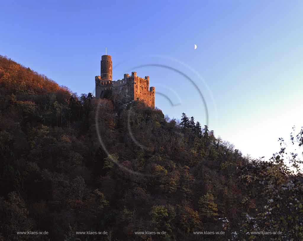 St. Goarshausen, Rhein-Lahn-Kreis, Loreley, Mittelrhein, Blick auf Burg Maus mit Mond am Fruehabend, Frhabend 