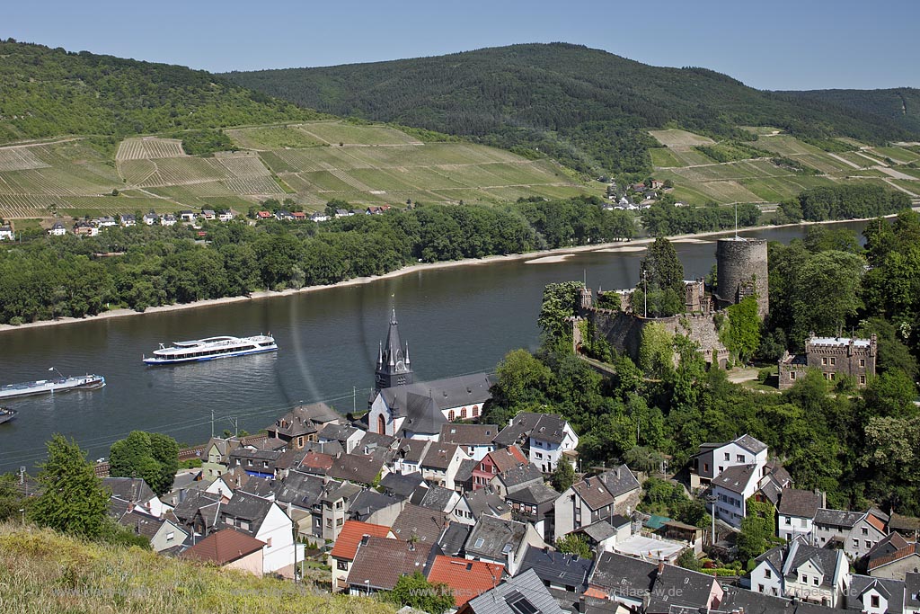 Niederheimbach, Blick auf den Ort mit der Heimburg, auch Burg Hohneck, seltener Burg Hoheneck genannt, und den Rhein mit Binnensxhifffahrt; Heimbach, view to town with Rhine and castle Heimburg.