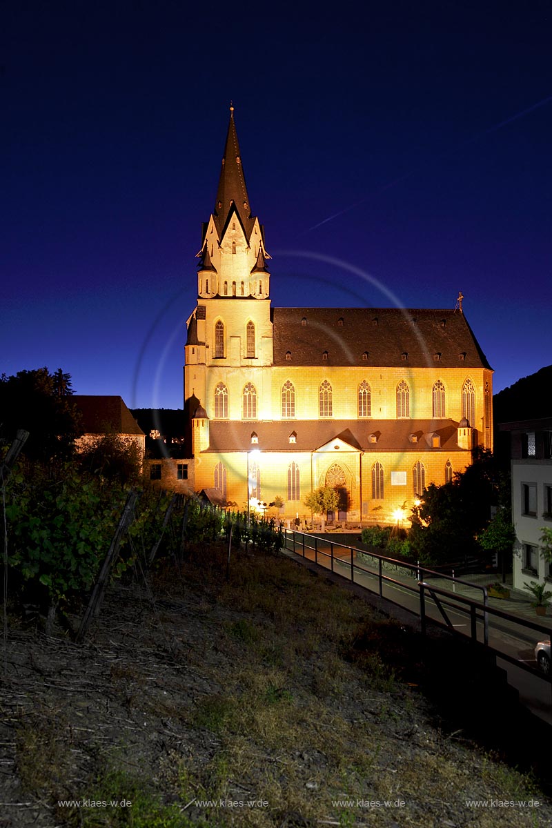 Oberwesel, Nachtaufnahme der Liebfrauenkirche mit Beleuchtung. Die Liebfrauenkirche in Oberwesel ist ein gotischer Sakralbau am Mittelrhein; Oberwesel, night shot of the Liebfrauenkirche with illumination.