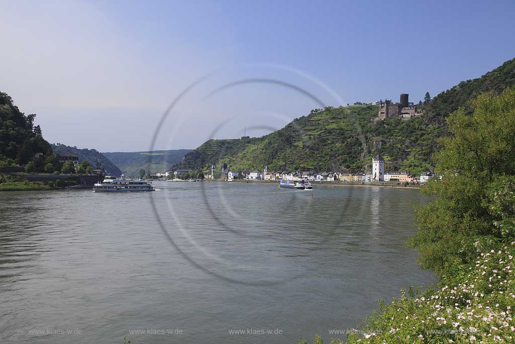 Sankt Goashausen, Blick ueber den Rhein zur Stadt mit Burg Katz; View over Rhine river to town of St. Goareshausen and castle Katz
