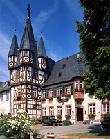 Rdesheim, Ruedesheim am Rhein, Rheingau-Taunus-Kreis, Mittelrhein, Blick auf Broemser, Brmser Hof, Burg, Weinmuseum mit Oldtimer im Sommer