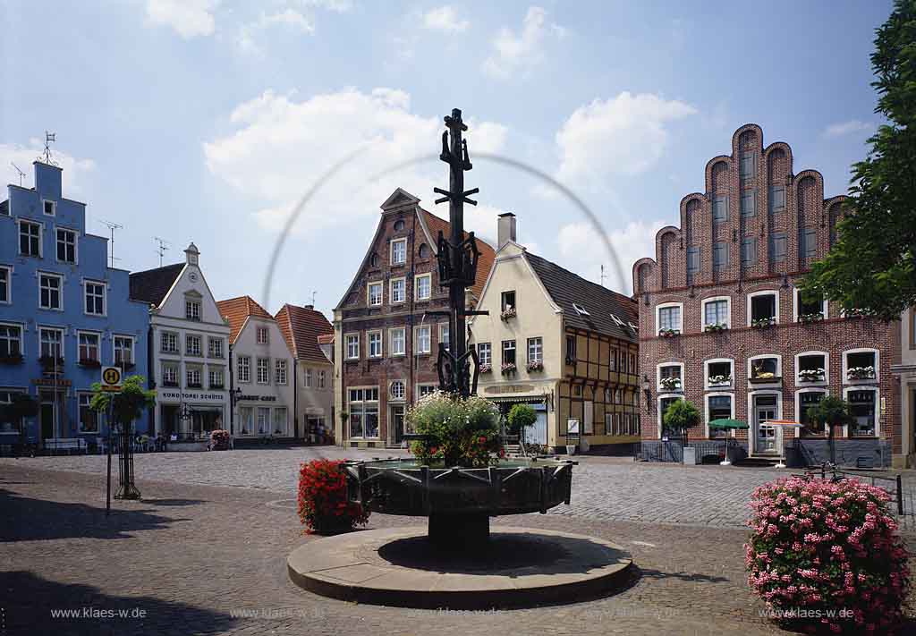 Warendorf, Mnster, Muenster, Mnsterland, Muensterland, Bilck auf Markt mit Marienbrunnen und historischen Haeusern, Husern