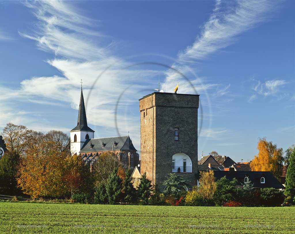 Gangelt, Kreis Heinsberg, Regierungsbezirk Kln, Niederrhrein, Blick auf Kirche und Turm in Herbststimmung