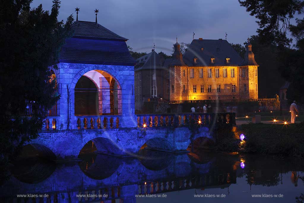 Steinbrcke Steinbruecke mit Pavillon und Schloss Dyck im Hintergrund im Schlosspark Schloss Dyck in Jchen Juechen Nachtaufnahme whrend der Illumina