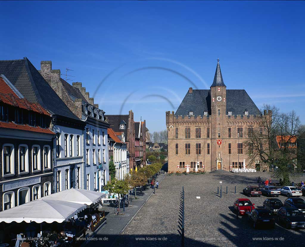 Kalkar, Kreis Kleve, Niederrhein, Regierungsbezirk Dsseldorf, Blick auf Marktplatz mit Rathaus im Frhling, Fruehling  